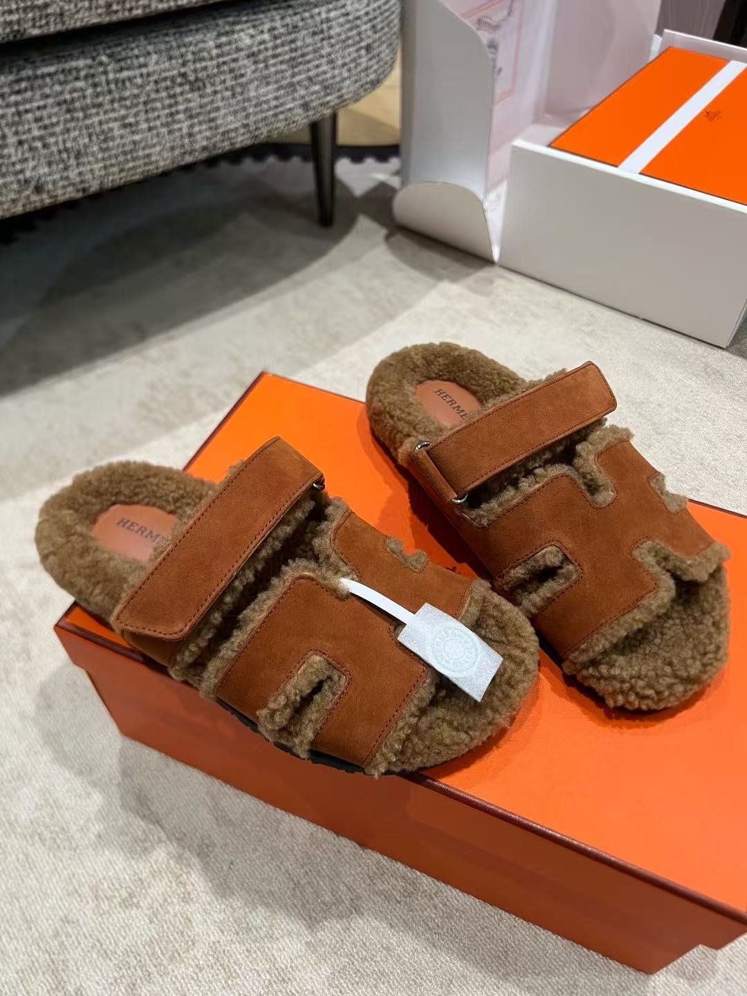 26S CHYPRE SANDAL IN COGNAC SUEDE & SHEARLING