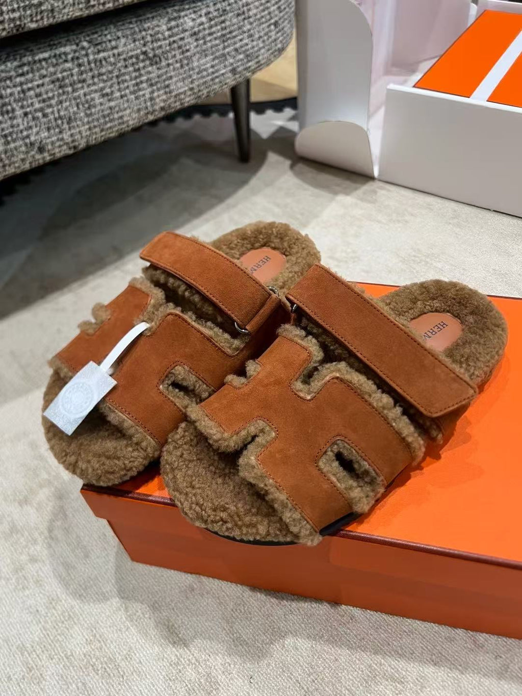 26S CHYPRE SANDAL IN COGNAC SUEDE & SHEARLING
