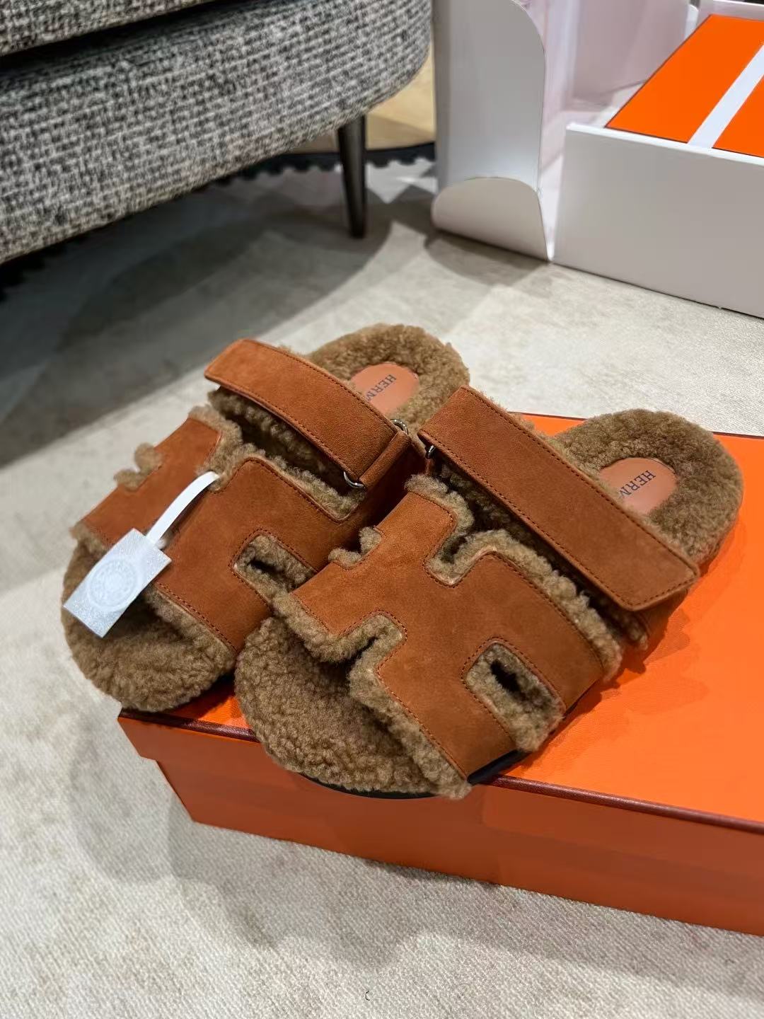 26S CHYPRE SANDAL IN COGNAC SUEDE & SHEARLING
