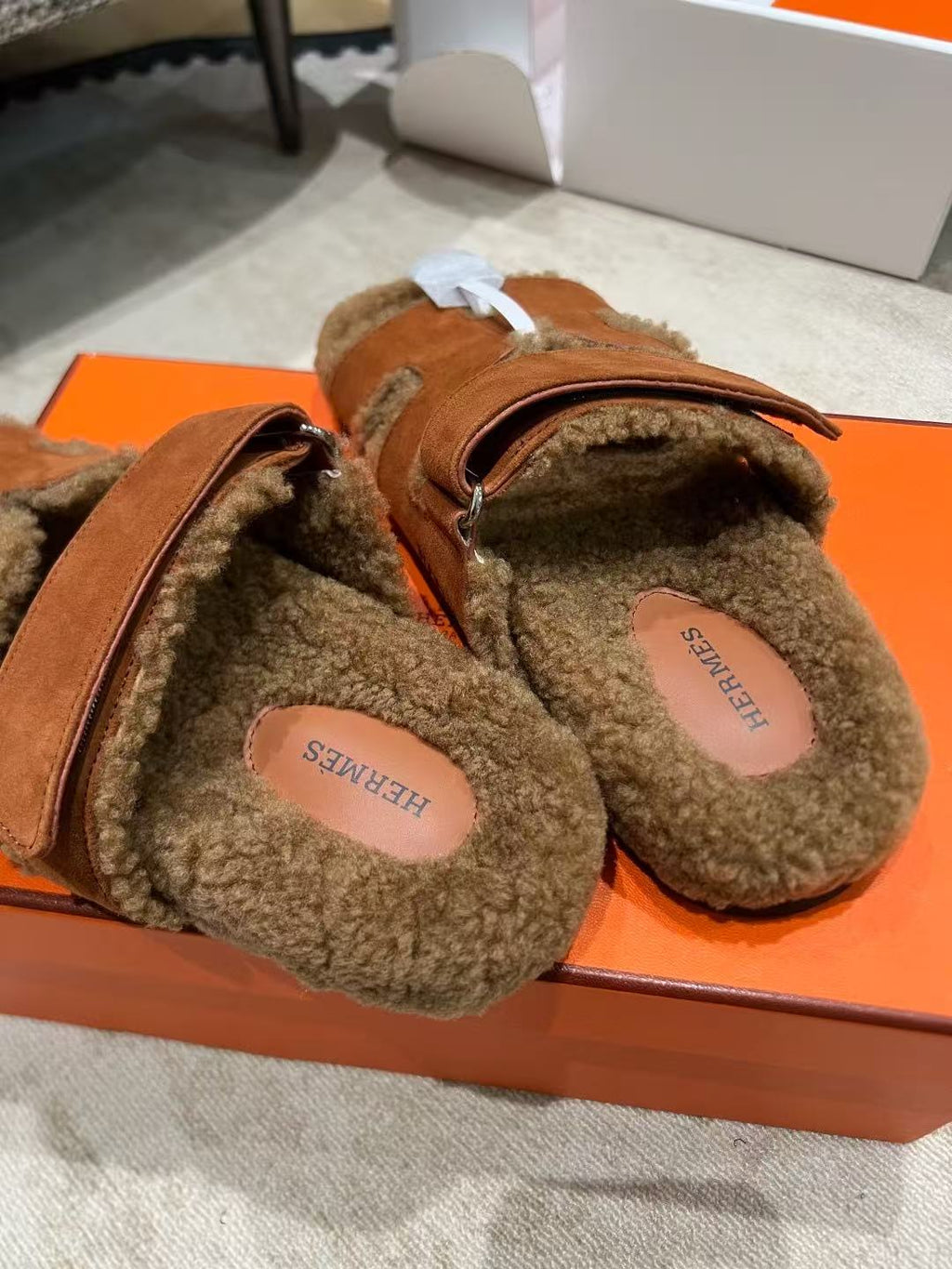 26S CHYPRE SANDAL IN COGNAC SUEDE & SHEARLING