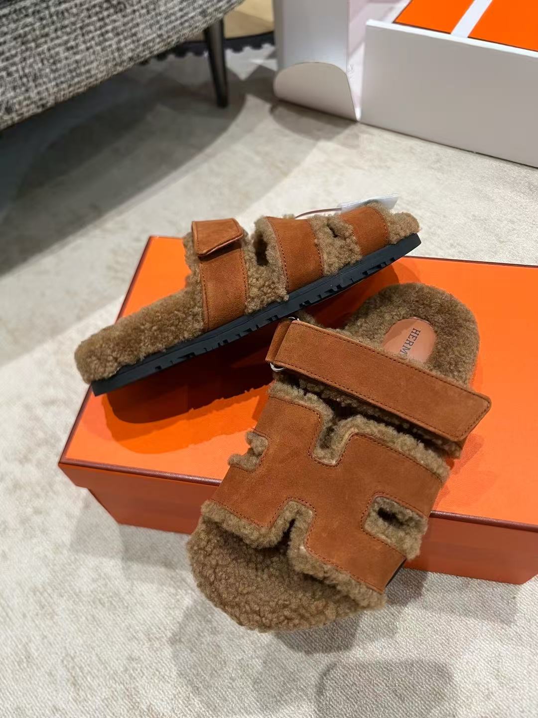26S CHYPRE SANDAL IN COGNAC SUEDE & SHEARLING